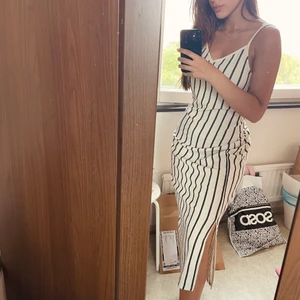 Klänning strl xs - Sommarklänning strl xs från Gina tricot kollektion 2019. Använd endast 1 gång, nyskick. Superfin att bära med bälte, men även utan. Säljer för 150kr, köparen står för frakt 