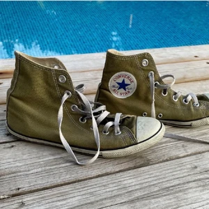 Converse gröna - Säljer mina gröna Converse då de inte kommer till användning längre. Köpta begagnade av en vän. Skorna passar mig som är 37,5-38. Köparen står för frakt