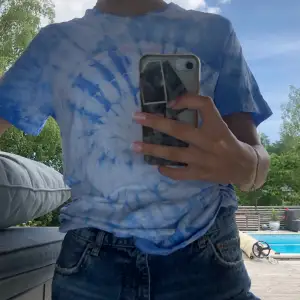 Tiedye tshirt i så fin blå färg 💕💕😍😍😍