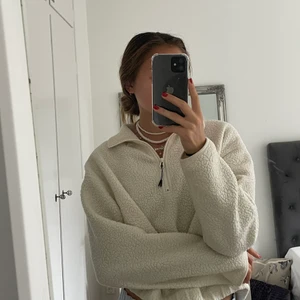 Fleecetröja - Fleecetröja från Weekday. Använd ca 5 gånger i vintras. Fint skick och storlek XS.