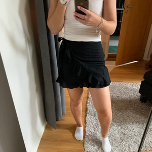 Svart omlottkjol  - Sparsamt använd omlottkjol i linnetyg. Stl Xs. Säljer för 100 kr inkl frakt, pris kan alltid diskuteras 