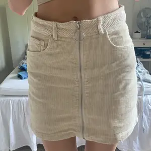 Ass snygg kjol från bikbok som är köpt för 400kr, jag älskar denna kjolen men den är tyvär lite kort på mig. Jag är ungefär 172, men hoppas den kommer till bra användning hos någon annan☺️