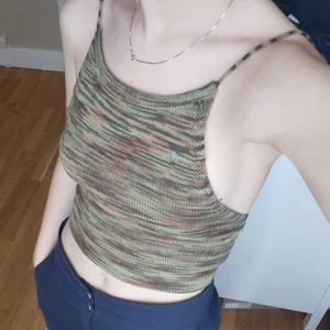Grön stickad topp - Säljer denna populära virkade/stickade topp. Den är i storlek s men väldigt justerbar jag är en xs/s skulle funka för en medium också. 