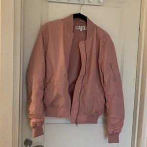 Bomberjacka stl S - Säljer bomberjacka som är som helt ny, inte använd många gånger. Stl S. 
