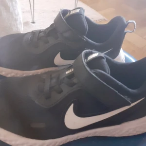 NIKE revolution i nyskick  - Använda endast en gång. Storlek 33.