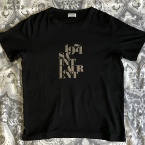 Saint Laurent T-shirt - Säljer en T-shirt från Saint Laurent i nyskick (!!!), nästintill aldrig använd. Nypris är 4000kr. Vid hög efterfrågan kör vi budgivning. Kontakta mig om du har några frågor 🥰 Köparen står för frakt! 