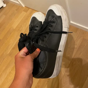 Skor säljes i stl 39 - Säljer mina fina skor i fake skinn pga ingen användning längre 😩🥰