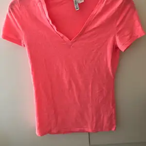 Neon rosa t-shirt (bilden gör inte färgen rättvis). Tröjan är i väldigt bra skick 