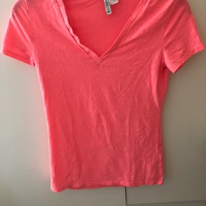Neon rosa t-shirt - Neon rosa t-shirt (bilden gör inte färgen rättvis). Tröjan är i väldigt bra skick 