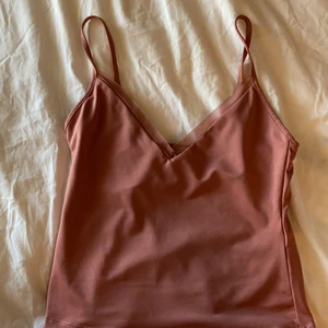 Gammel rosa topp!  - Super fin rosa topp från Zara i storlek S. Sitter tajt på kroppen och har jätte skön material. I väldigt bra skick och sällan använd. Perfekt för sommaren och passar med en söt kjol eller jeans. Säljer för 99kr! 