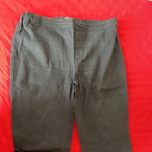 Svarta linnebyxor från only - Trendiga linnebyxor i färgen svart rrån only. Byxan är i storlek L, den hade dock även passat någon i storleken M. Köparen står för frakten.