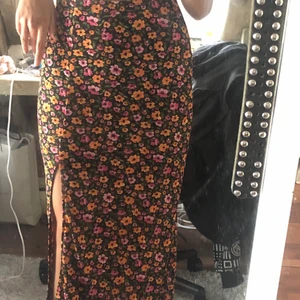 kjol - Jättefin kjol ifrån h&m! Storlek Xs. Säljer för 75+frakt. Skriv privat om du är intresserad💕