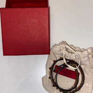 Supersnyggt Valentino armband som är dubbelt i färgen brun, köpt för ca 4 månader sen men är knappt använt. Köpt i butik för ca 2 400 kronor. Säljer eftersom att jag vill att det ska göra användning hos någon annan. Köparen står för frakten:)