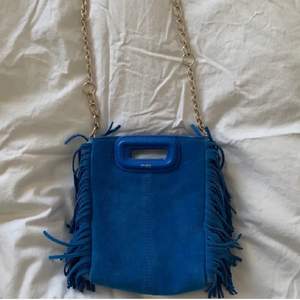 Säljer min maje väska i en underbar blå färg då inte kommer till användning något mer! Det är den minsta modellen av väskorna men ändå väldigt rymlig! Köparen står för frakt! 