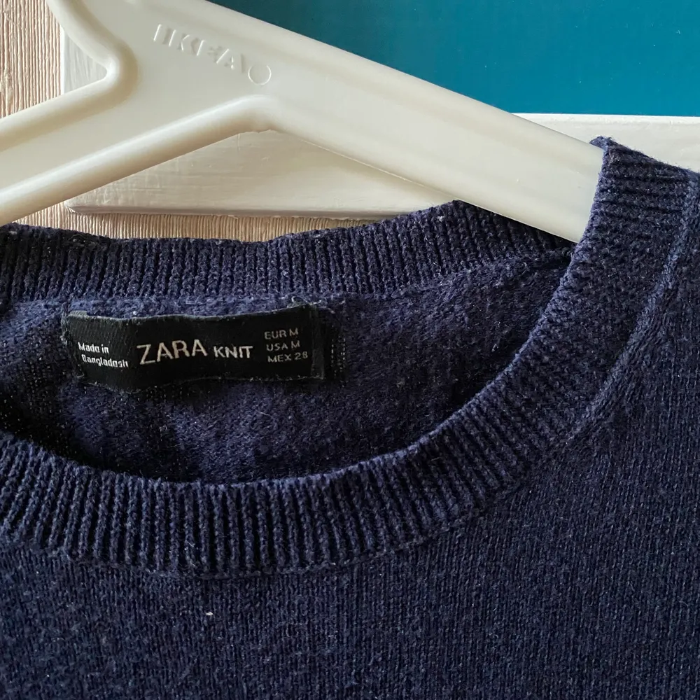 Säljer denna jättefina mörkblå stickade tröja från Zara för att jag ej använder den längre. Storlek M men passar även bra som S eller lösare passform på xs. . Stickat.