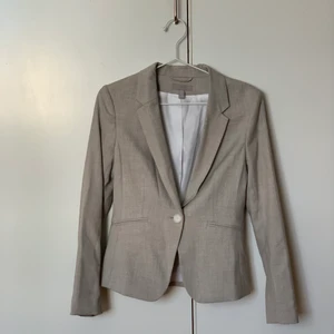H&M beige kavaj   - Inte använt alls. Köpte för 1 år sedan. Perfekt om man vill se proffsig ut på en jobbintervju eller likande. Säljer pga att jag har för många! 