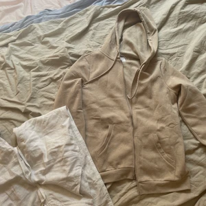 Sinsay beige kofta zip up hoodie hoddie - Säljer min sinsay hoddie som jag nyligen köpt för 450kr för att den är ganska kall och inte som jag tänkt mig. Bra nu för sommaren eftersom den är gansk luftig! Har bara använt den en gång och det var för att ta bilder. Säljer för 100kr +frakt(30kr)  vilket jag ändå tycker är ett ganska rimligt pris för en så fin zip up kofta. Det är inget fel på den allt funkar och den är helt fläckfri, går ej att lämna tillbaka eftersom jag dragit av prislappen