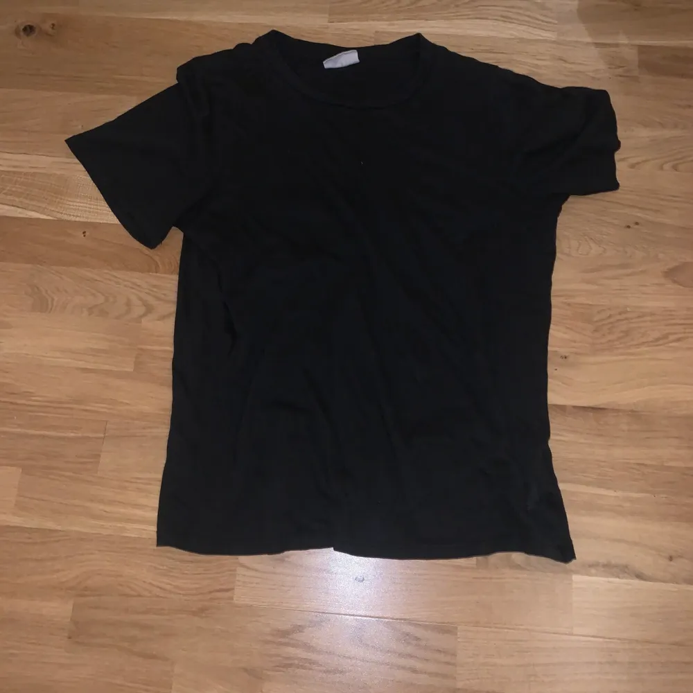 En vanligt svart t-shirt från Gina Tricot. Köparen står för frakten!. T-shirts.