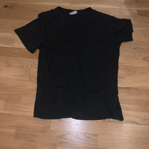 T-shirt från Gina Tricot!! - En vanligt svart t-shirt från Gina Tricot. Köparen står för frakten!