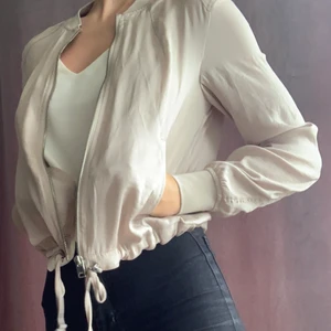 Beige Jacka  - En beige jacka ifrån HM. Har inga skador. 