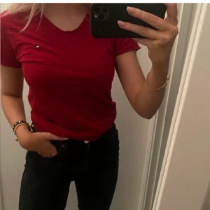 Tommy Hilfiger T-shirt  - En superfin Tommy Hilfiger T-shirt i finaste röda färgen ❤️ 