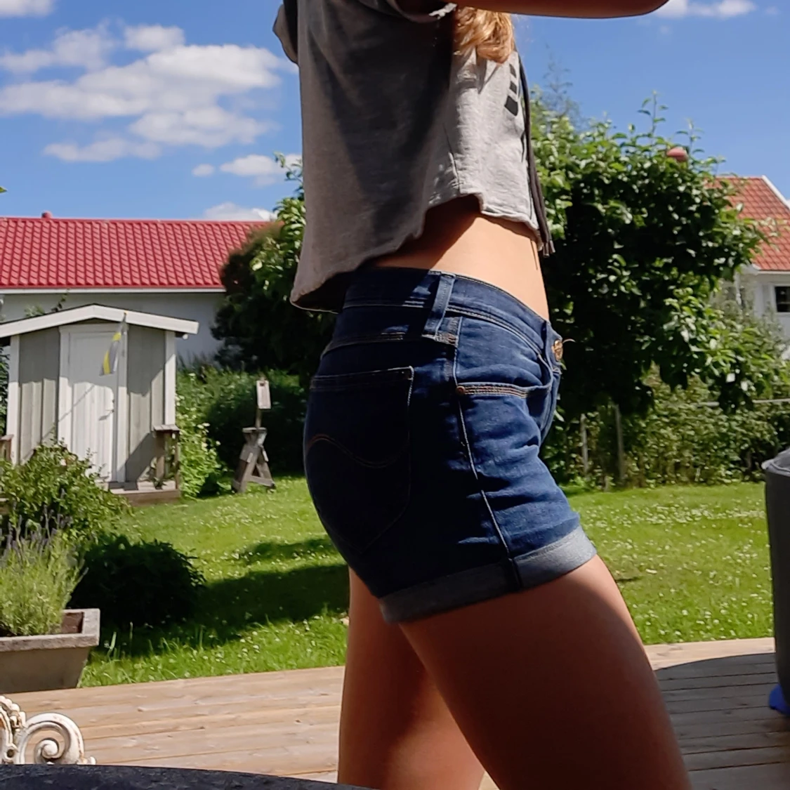 Lee shorts. Då jag gillar mer högmidjade byxor så har jag inte använt dessa shorts på det senaste året. Man kan ju dra upp dem i midjan lite mer än på bilderna. Säljer kläder eftersom jag har köpt saker på sistone och vill köpa mer sen fast begagnat