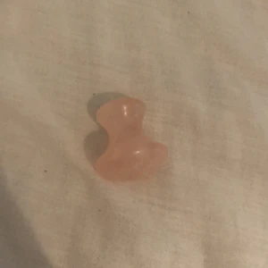 Massageverktyg  - Laddar upp en ny annons med bara detta verktyget då de andra blev sålda! Säljer för 70 kr+frakt❤️ från H&M i rosenkvarts💓💕
