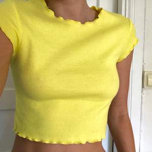 Säljer denna gula T-shirten från Only, köpt på nelly💛 aldrig använd, bara provad🌼 mycket skönt material