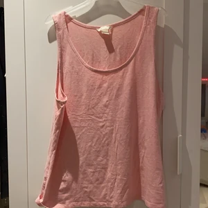 Rosa Linne - Ett rosa linne från H&M basic. Storlek XL. Säljes pga att jag ej använder linnet längre. Hämtas/Möts upp i Malmö