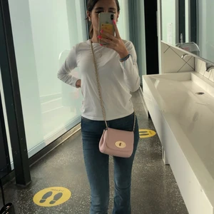 Väska - Rosa väska från glitter säljer jag för 90 kr, man kan knyta den eller ha den som Axel väska eller så som bilden kom privat för fler bilder 💖