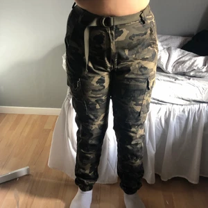 Kamouflage byxor  - Säljer mina kamouflage byxor från fashionnova i storlek L! Byxorna är i helt bra skick där de kom var till användning en gång, priserna kan alltid diskuteras!💕