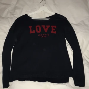 Finstickad marinblå Morris lady tröja, S - Finstickad marinblå Morris lady tröja i storlek S och i nyskick. Röd text på bröstet och superfin 💖