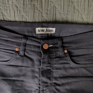 Acne jeans  - Svarta Acne Studios jeans i storlek 27/32. Köpta för ett tag sen men nypris säker 1700kr+ knäna är lite blekta efter användning men inget som syns på håll. Skriv om du vill ha tydligare bilder på antigen det eller passform😌 Regular fit