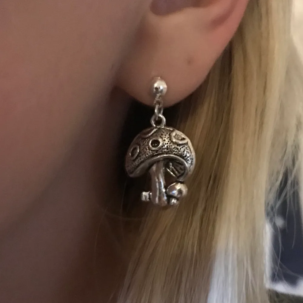 Svamp-örhängen i silverfärg 🍄🍂 Örhängena på andra bilden är mina egna, vid köp får du självklart oanvända örhängen !! Frakt tillkommer på 18kr med frimärken 🧷🪵. Asusteet.