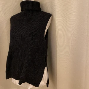 Polotröja  - Super snygg polo stickad utan armar. Fina cutoffs på sidan. Lite nopprig men inget jag stör mig på. Storlek L men passar mig med S ( sitter oversized då).