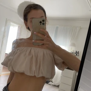 Topp - Topp oanvänd med lapp kvar! Köparen står för frakt 