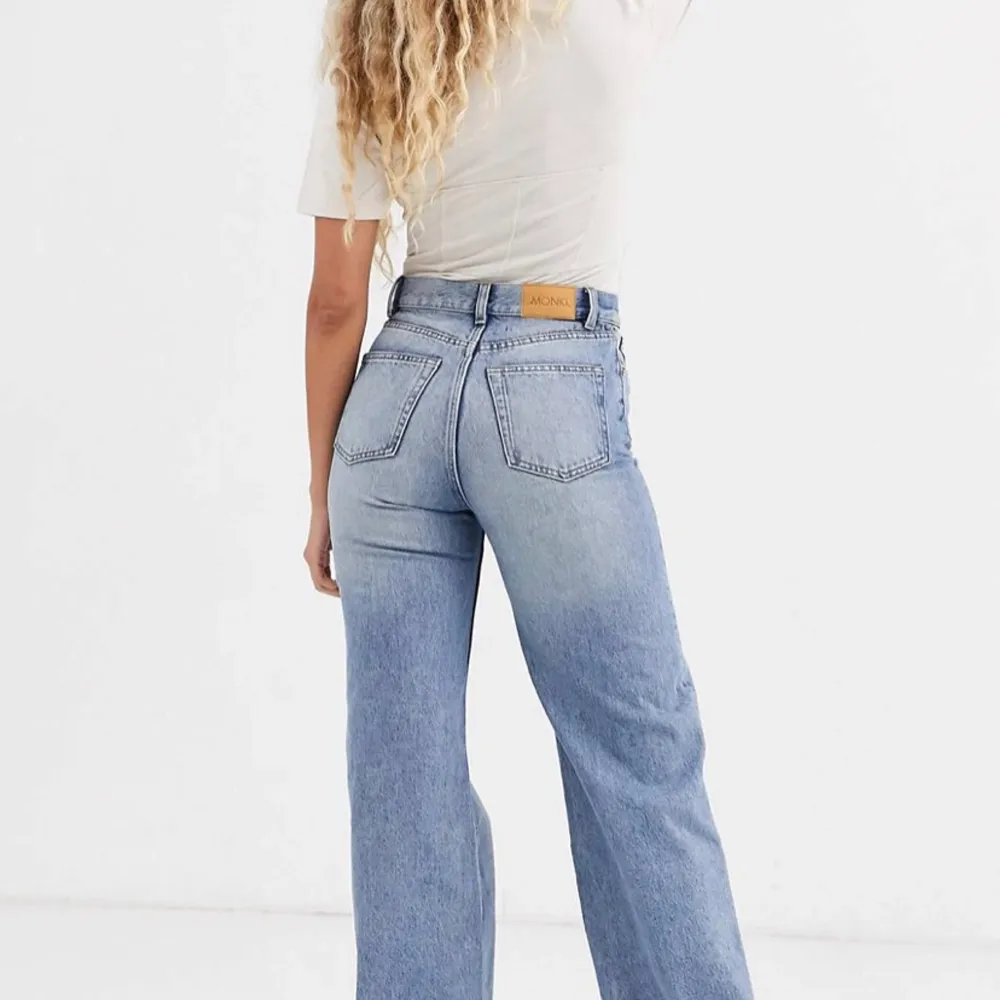 Monkis Yoko jeans i light blue. Lite slitningar längst ner, kan skicka bilder på det privat 🥰. Jeans & Byxor.