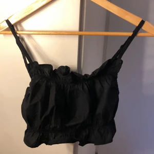 topp från hm - använd 1 gång, jättefin & bekväm. säljer då jag inte använder. justerbara axelband. frakten är inräknad i priset.