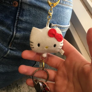 Hello kitty key chain -  jag köpte den på kawwai store i Stocholm några år sen men andvänder inte längre men den ser helt ny ut och funkar bra så tänkte sälja om det e någon som e intresserad contacta mig💕💕 pris kan diskuteras 