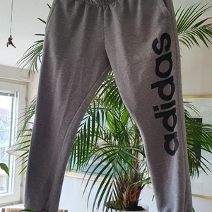 Unisex Adidas mjukt byxa  - I mycket bra skick och passar till båda kön. Finns fler bilder och bud I kommenterna 