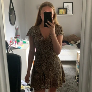 Klänning i storlek S - Klänningen är ifrån hm som jag har använt en gång. Och storleken är S. Säljer för jag inte tycker att jag passar i det och är obekväm i det. Om du vill veta något mer så är det bara att fråga så svarar jag så snabbt jag kan!💖