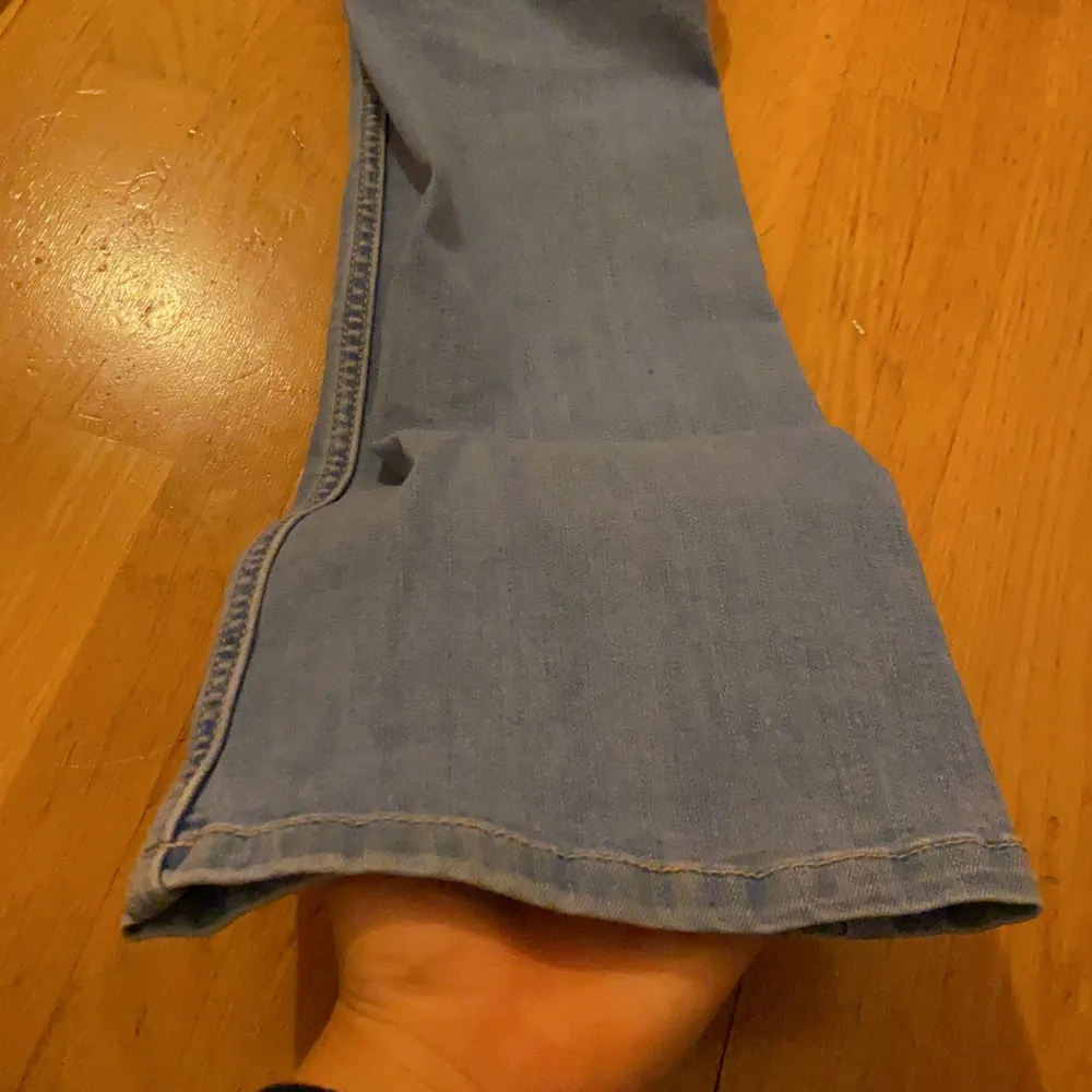 Jag säljer dessa utsvängda ljusblåa lågmidjade jeans för 50kr + frakt. Jag har använt dem några få gånger. Det är storlek 152 i byxorna!💗. Jeans & Byxor.