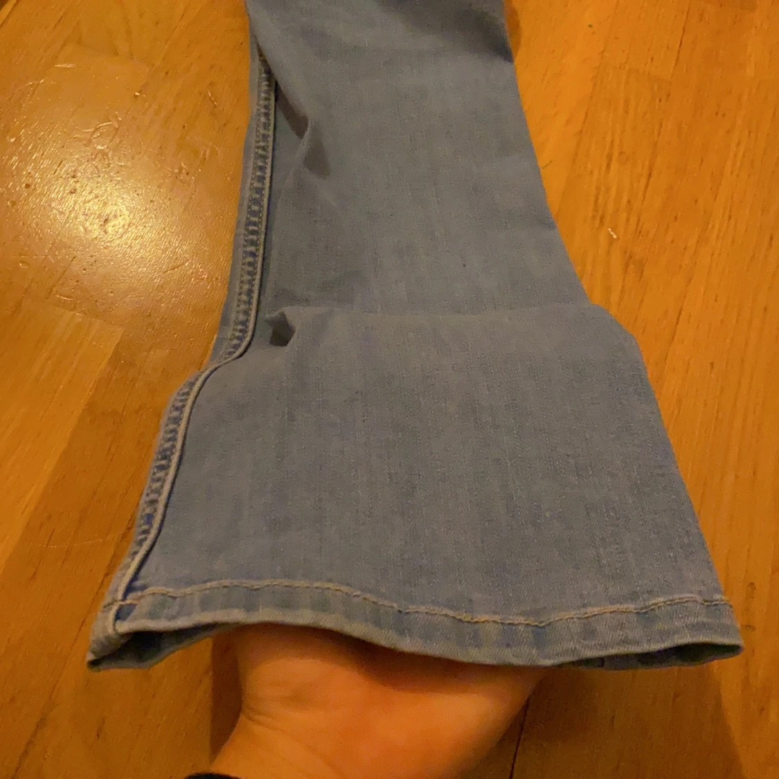 Utsvängda ljusblåa jeans - 91