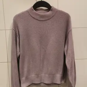 Lila tröja i fint skick från H&M i storlek XS ✨ Frakt tillkommer 💕