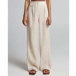 Linne byxor - Säljer dessa snygga linne byxor i storlek 36 pga att de är lite för korta för mig. Byxorna är i fint skick, skriv vid eventuella frågor eller för fler bilder! En liten frakt på 60kr tillkommer:)