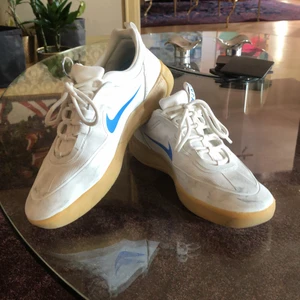 Nike sb nyjah - Använda fåtal gånger mest bara smutsiga, köparen väljer och står för frakten, kostar 1000 nya