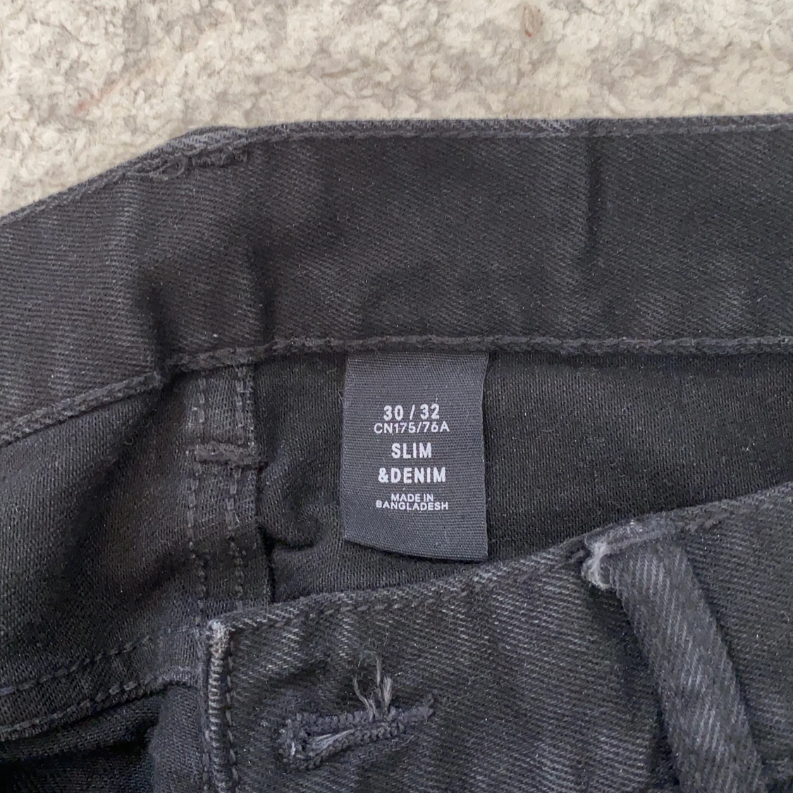 H&M - Svarta slim jeans - 90