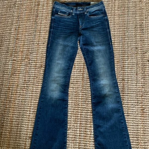 Low waist/bootcut diesel jeans - Low waist bootcut jeans från Diesel. Egentligen är de från Diesel kids stl 12 y så skulle säga stl xs i dam då de är väldigt stretchiga och passar mig som har xs. Inte de på andra bilden men ser likadan ut i modellen men ej detaljerna och färger. Nypris 799 kr. Mitt pris 199 kr + frakt (samfraktar gärna)💙💘💘💘