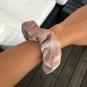 Scrunchie - Fin skimrande scrunchie i ljusrosa