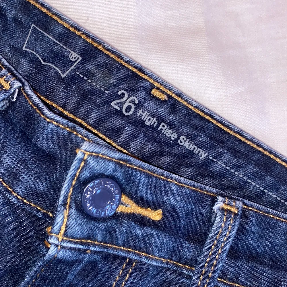 Mörkblåa jeans från Levis. Original pris: 800. I bra skick med lite ljusare partier på bakfickan. Midjan är 26 och längden är 30. Passar som S ungefär. Priset går att diskutera.. Jeans & Byxor.